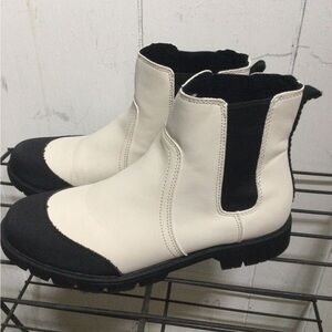 Magellan Outdoors Woman’s Chelsea Lug Boot off White/Black Size 8